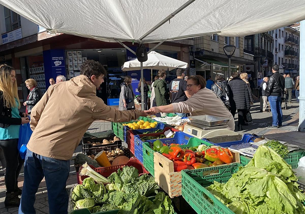 Carmen García vende hortalizas y legumbres en el mercado, siguiendo la tradición familiar.