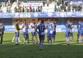 Los futbolistas en el centro del campo al final del partido agradeciendo el apoyo del público, que mostró su enfado con el equipo.