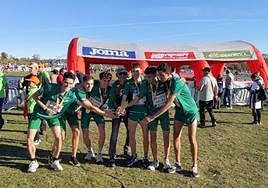 Los integrantes del equipo del Oriente Atletismo celebran el subcampeonato que lograron en el bosque de Valonsadero, en Soria.