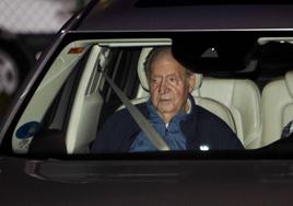 El rey Juan Carlos ha aterrizado este lunes en el aeropuerto de Vigo, donde fue recibido por su amigo Pedro Campos.