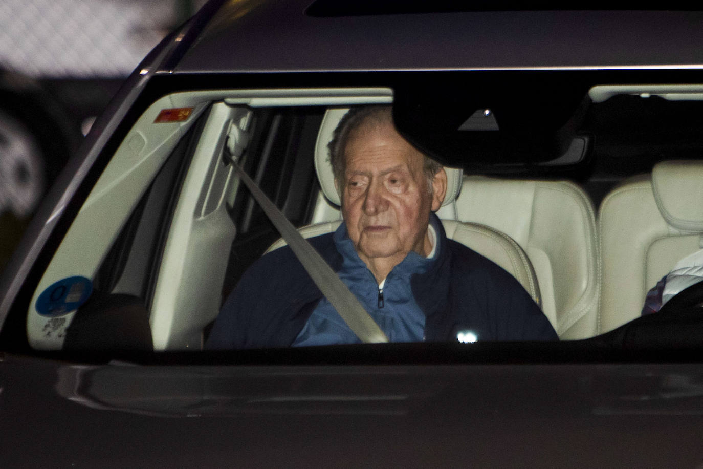 El rey Juan Carlos ha aterrizado este lunes en el aeropuerto de Vigo, donde fue recibido por su amigo Pedro Campos.