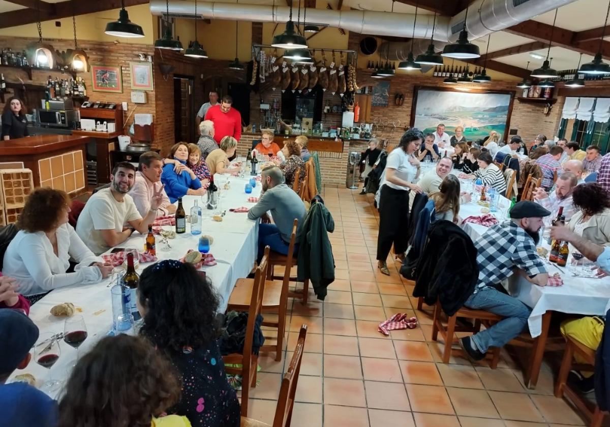 Comida de confraternización de los vecinos de Ferrero.