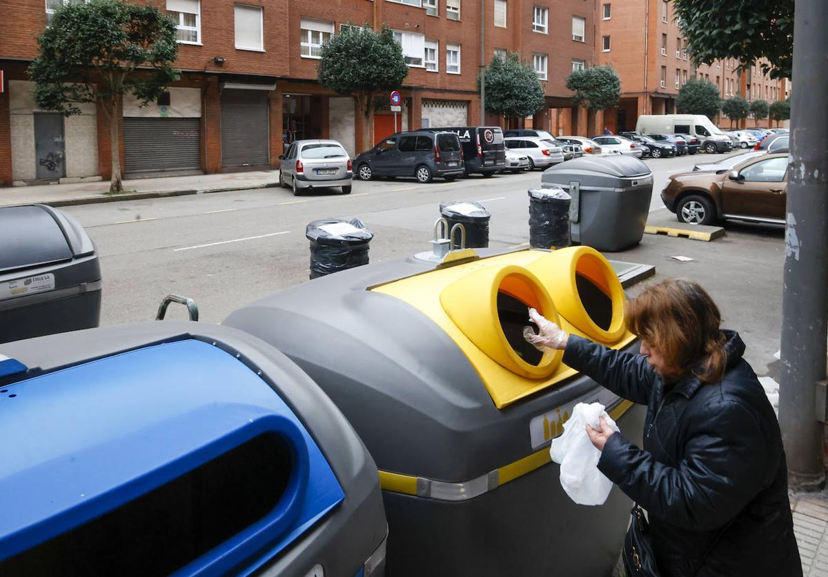 La consejera defiende la subida de la tasa de basura como un «incentivo económico» para que los asturianos reciclen