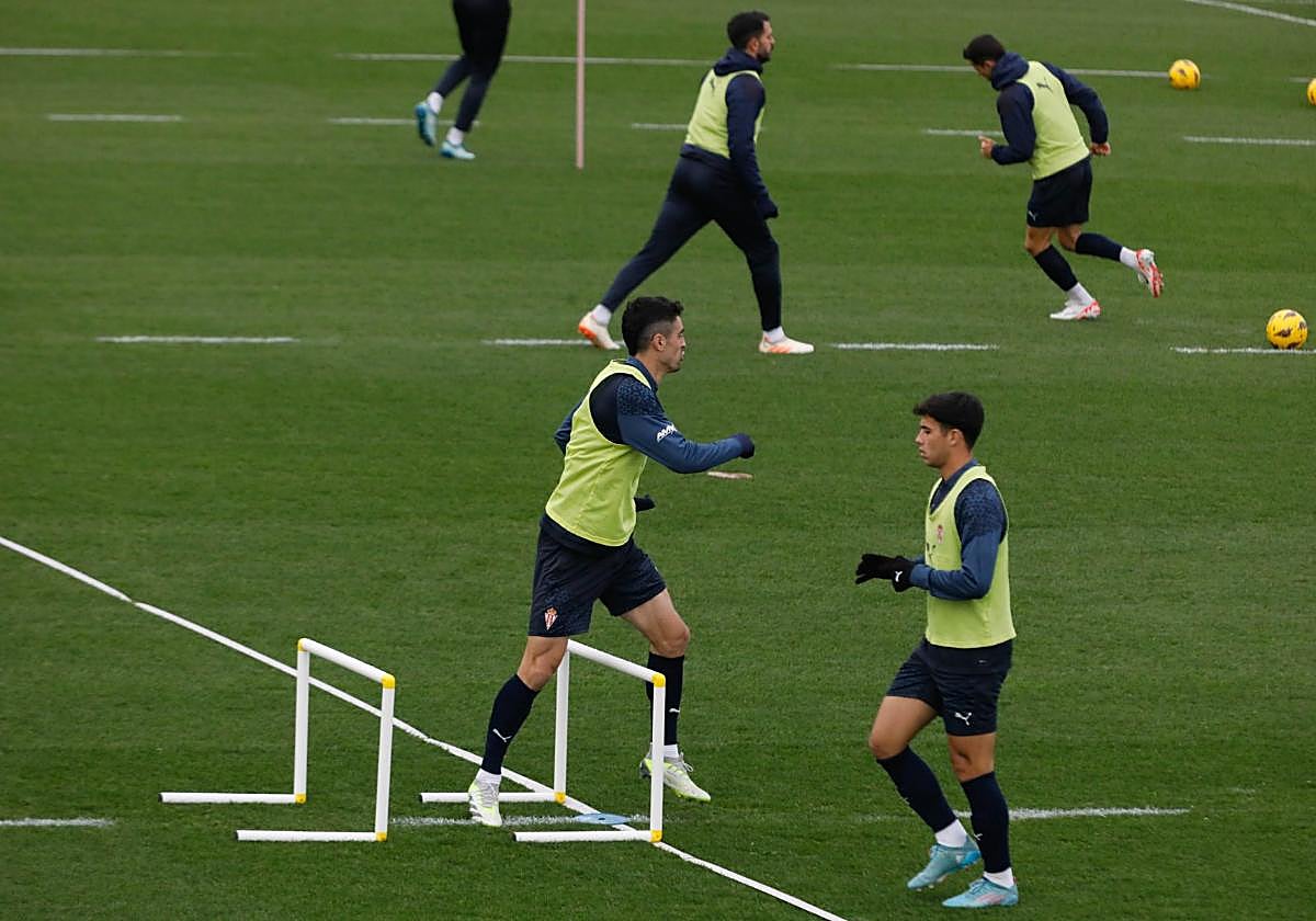 Los jugadores del Sporting, ayer, en la vuelta al trabajo.