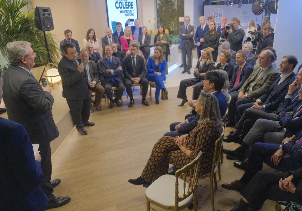 Antonio Romero y Fernando Martínez, en la inauguración de la oficina de Caja Rural de Asturias en Madrid, que contó con una alta asistencia.