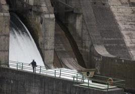 Presa de Rioseco, en Sobrescobio, donde se va a instalar la central hidráulica.