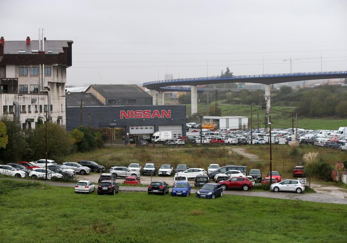 Los coches aparcados en los solares de Cerdeño.