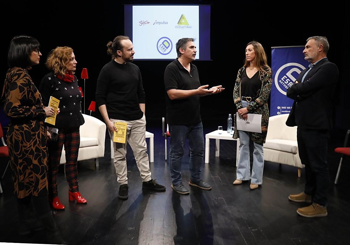 Natalia Alonso, Montse Fernández (Gijón Impulsa), Luis Alija, Nacho Ortega, Ángela Pumariega y Luis Díaz (GijónImpulsa) poco antes de presentar el proyecto.