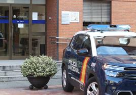 Un coche de la Policía Nacional, frente a los juzgados de Langreo.