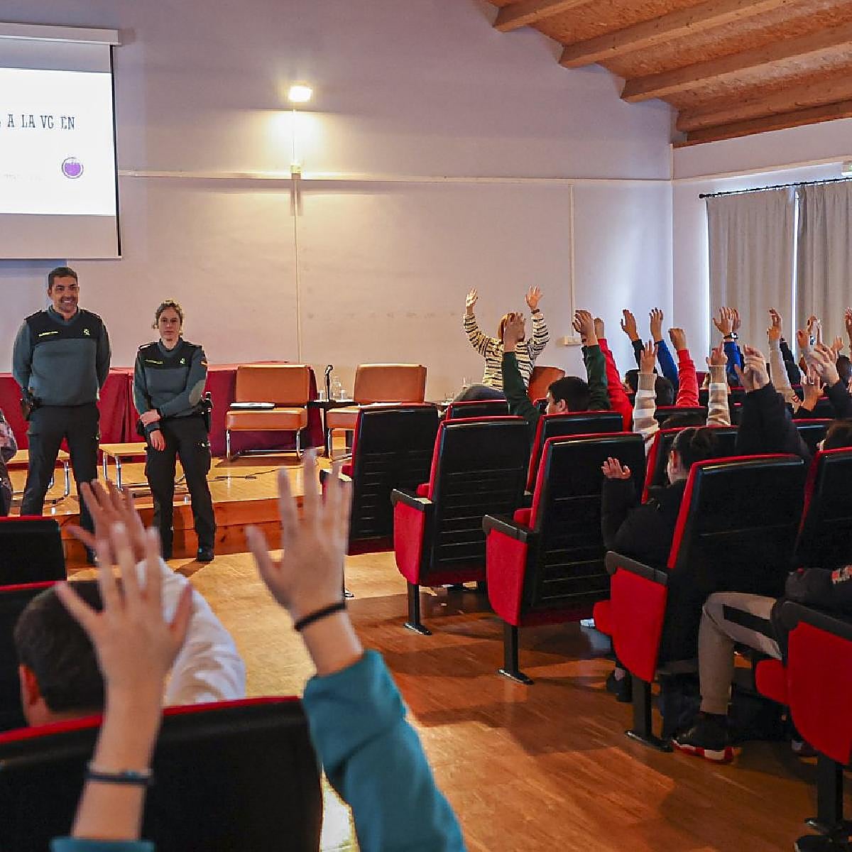 «Si un chico pega a una chica, ¿por qué es más grave que si ella le pega?»
