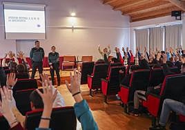 Goyo González y Paula Iglesias, ante las manos contra la violencia de los alumnos del IES de Posada de Llanera.