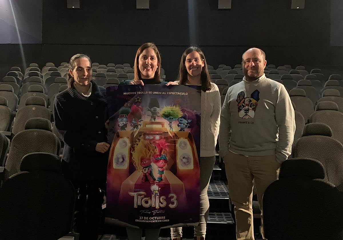 Patricia Suárez (segunda por la izquierda) y Ángel Martín con representantes de Adansi en una de las salas.