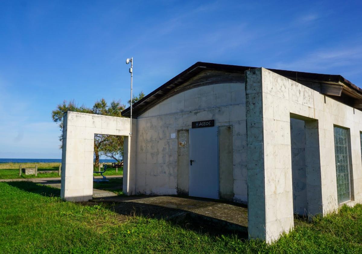 Edificio de aseos situado en la zona verde de la playa de La Espasa, en el concejo de Caravia.