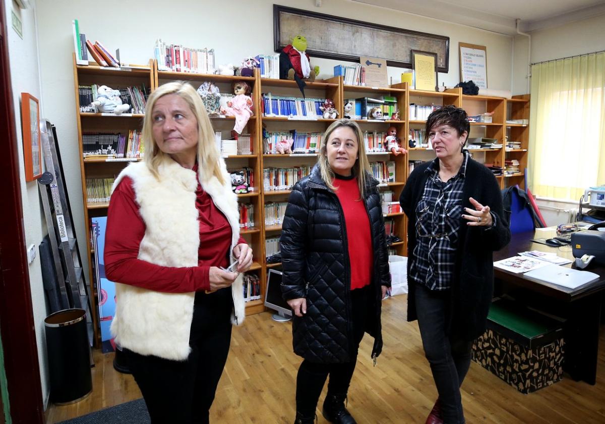 La consejera Lydia Espina, entre Emma Álvarez y María José Alvarez durante su visita al IES La Ería.