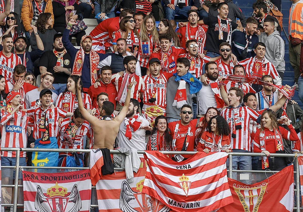 Aficionados del Sporting, durante un desplazamiento del equipo.