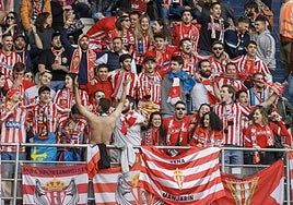 Aficionados del Sporting, durante un desplazamiento del equipo.