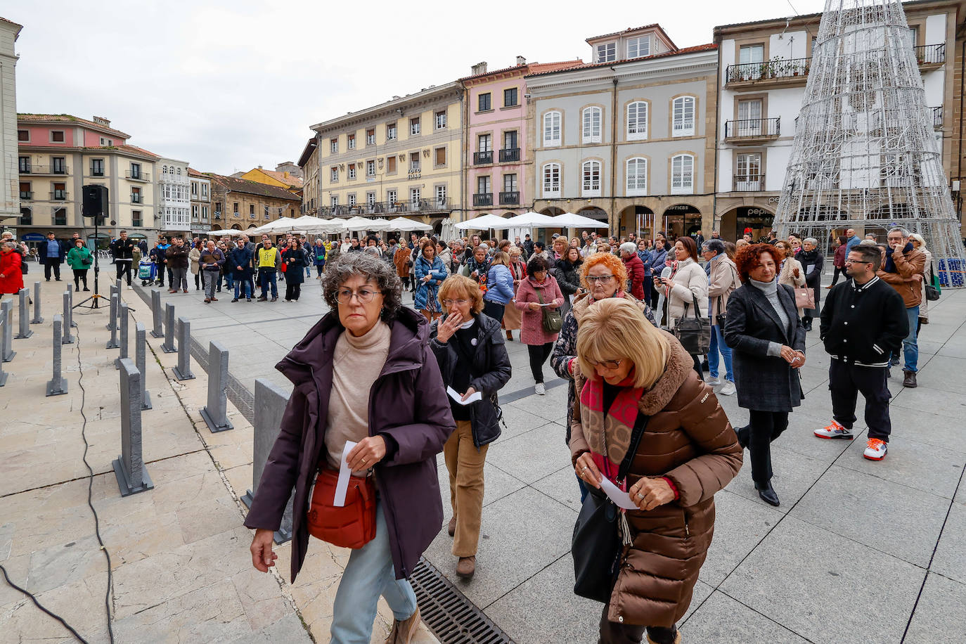 Un &#039;cementerio efímero&#039; contra la violencia de género en Avilés