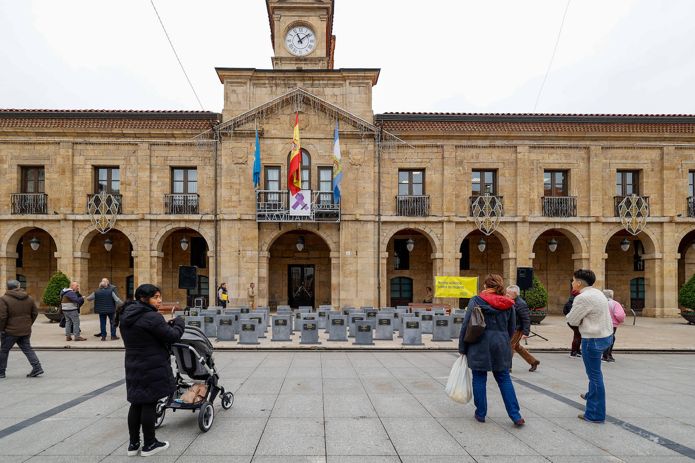 Un &#039;cementerio efímero&#039; contra la violencia de género en Avilés