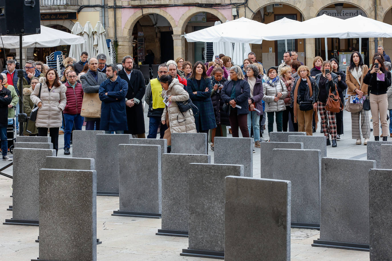 Un &#039;cementerio efímero&#039; contra la violencia de género en Avilés