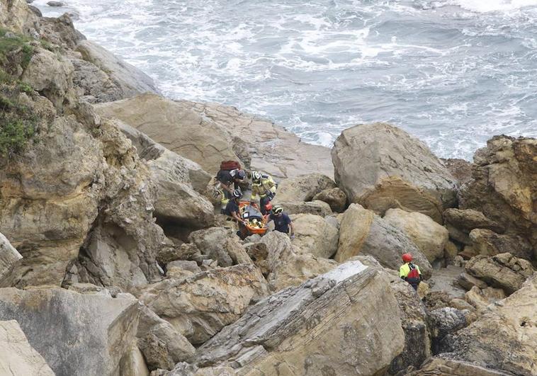 Los Bomberos rescatan con vida a la persona que se arrojó al acantilado.