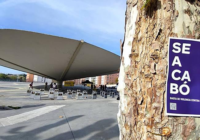 Lápidas de las mujeres asesinadas en la plaza del Paraguas.