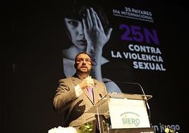 Adrián Barbón, presidente del Principado, con corbata malva, en un momento de su discurso en el acto institucional del 25N.