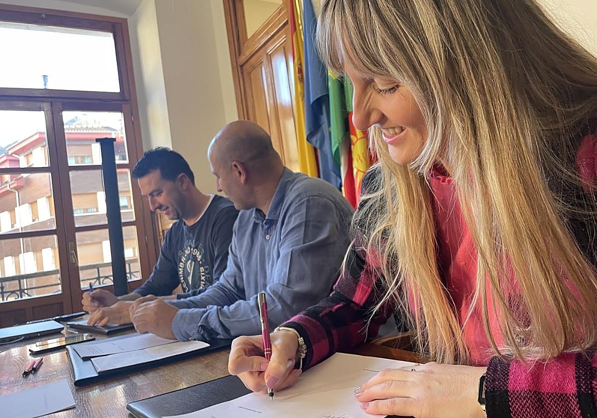 Diego Megido, Juan Carlos Iglesias y Aida Míguez firman el compromiso de matriculación.