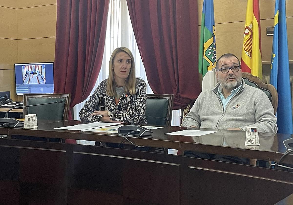 Marta Vírseda, técnica de Enernalón, y el alcalde de Langreo, Roberto García.