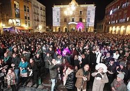 Asistentes a la fiesta de Nochevieja de 2020 en la plaza Mayor, que fue la última que se celebró frente al Ayuntamiento.