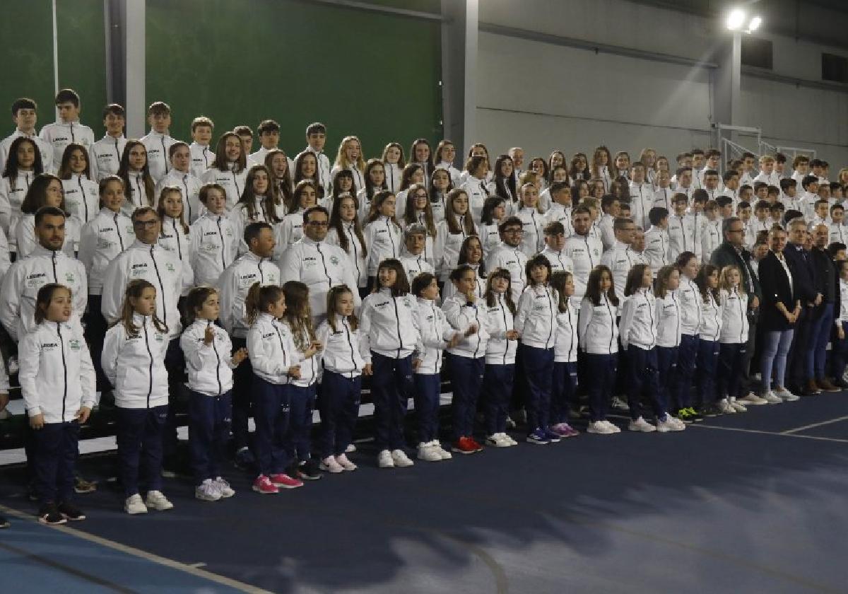 Inicio de temporada. Fotografía de familia de todos los integrantes de la sección de natación del Santa Olaya para esta nueva campaña.