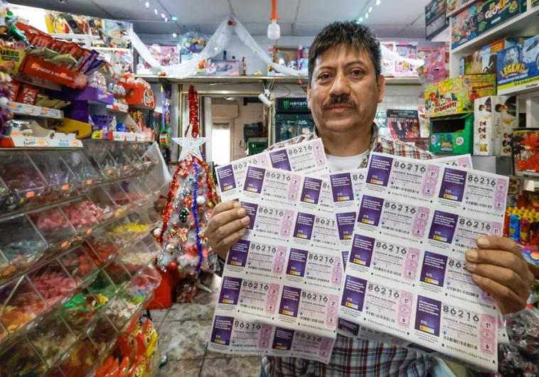 Edison Rivera con los décimos premiados.