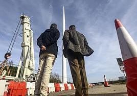 Así luce el gran mástil de 55 metros del Arpa de Santullano en Oviedo