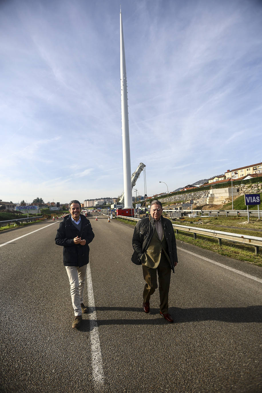 Así luce el gran mástil de 55 metros del Arpa de Santullano en Oviedo