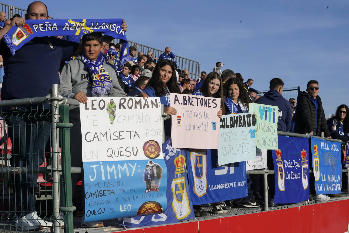 Jóvenes aficionados pidieron camisetas a los jugadores con originales carteles.