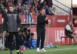 Carrión da instrucciones a sus jugadores durante un instante del duelo disputado en Miranda de Ebro.