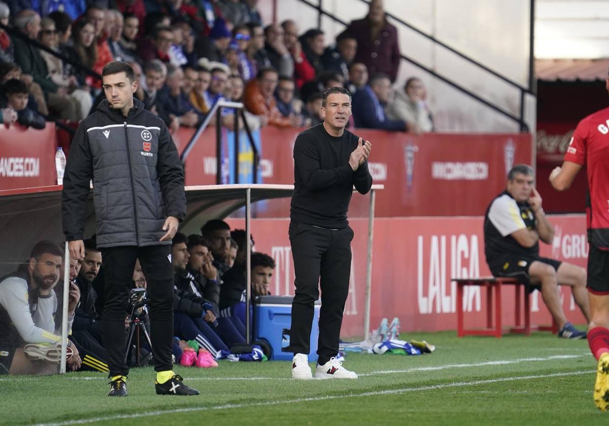 Carrión da instrucciones a sus jugadores durante un instante del duelo disputado en Miranda de Ebro.