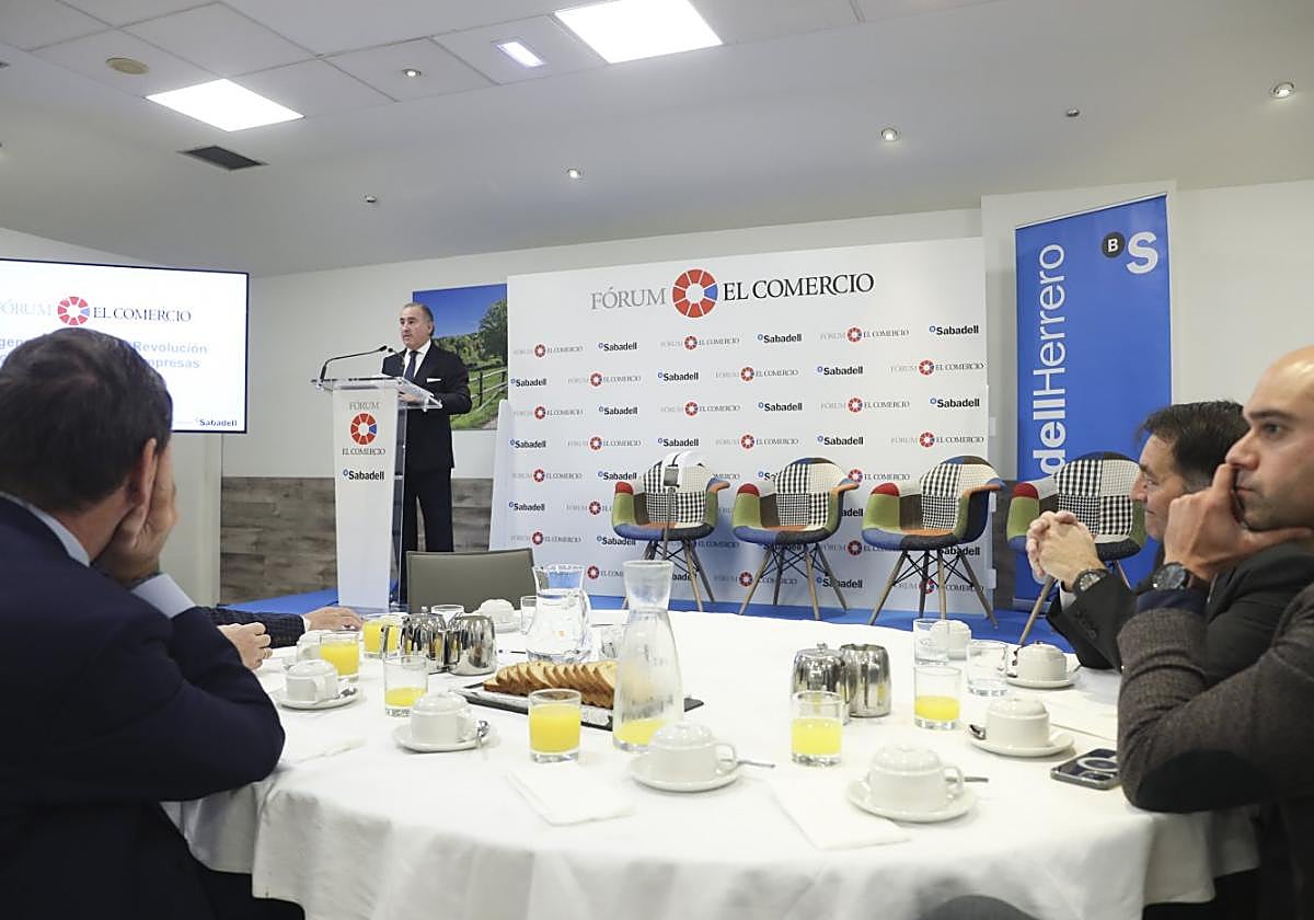 El director general de Sabadell Herrero, Pablo Junceda, interviene bajo la atenta mirada del director general de EL COMERCIO, Ignacio Pérez; del director del periódico, Ángel González, y del concejal de Urbanismo, Jesús Martínez Salvador.