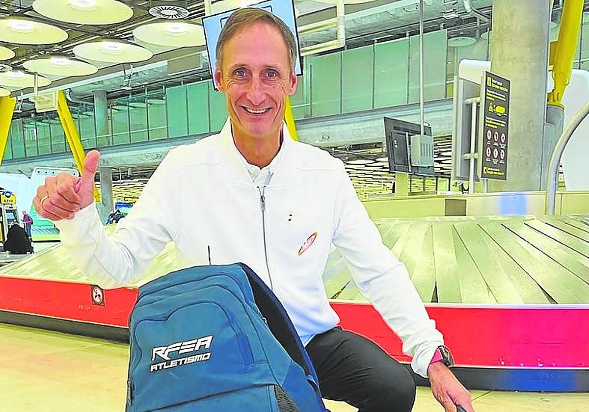 Nicolás de las Heras, en el aeropuerto con el equipaje oficial.