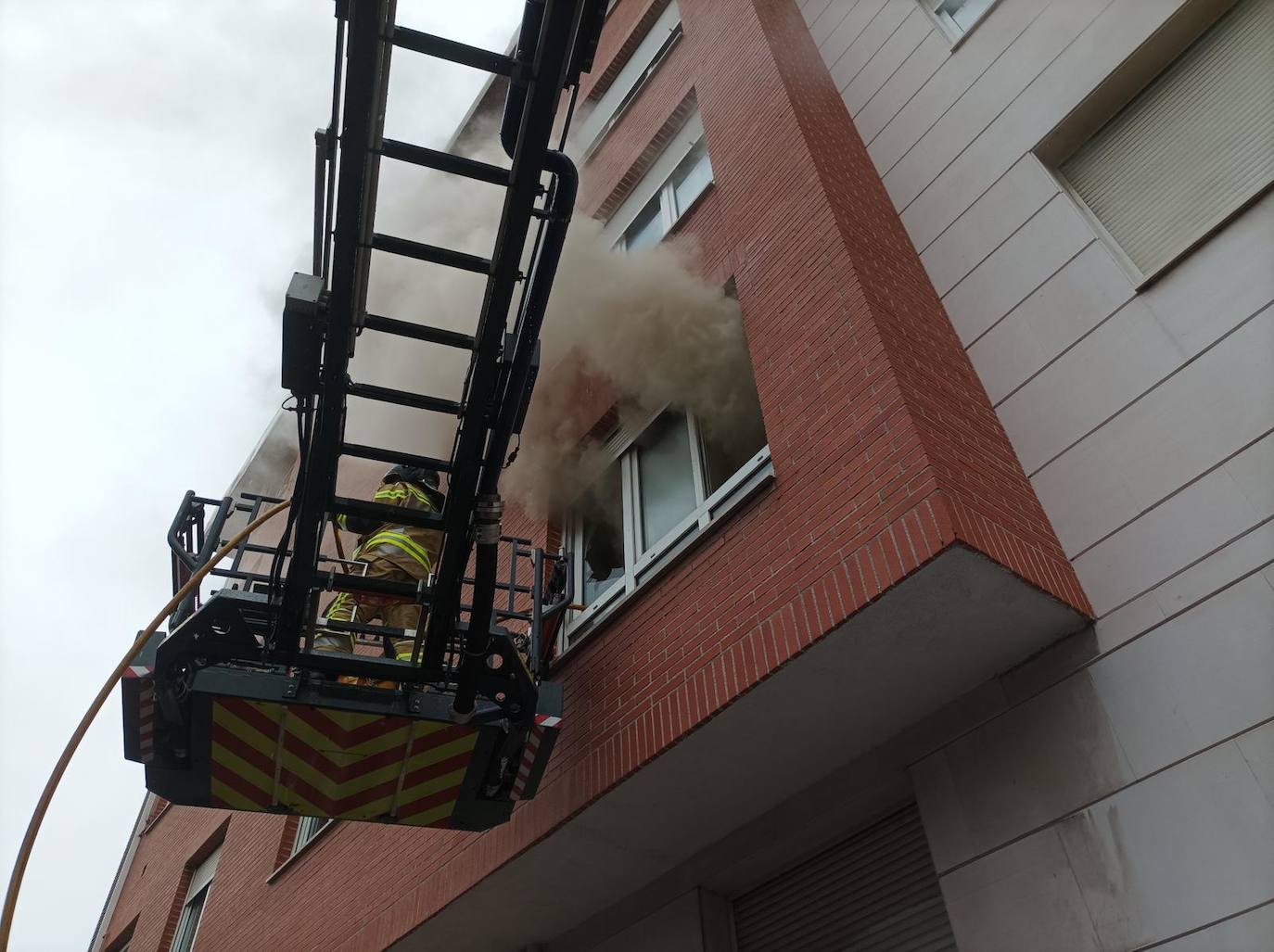 Los bomberos, en las labores de extinción del fuego.