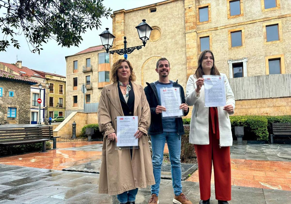 Carmen Eva Pérez, Javier Suárez Llana y Olaya Suárez, frente a Tabacalera