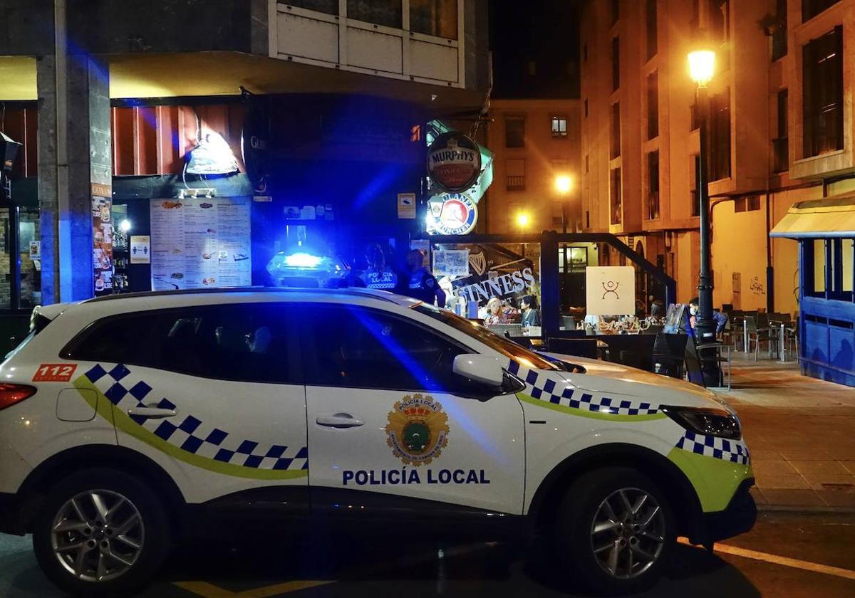 Un coche de la Policía Local de Cangas de Onís.