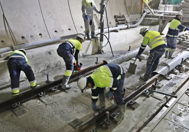 Trabajadores colocando las traviesas.