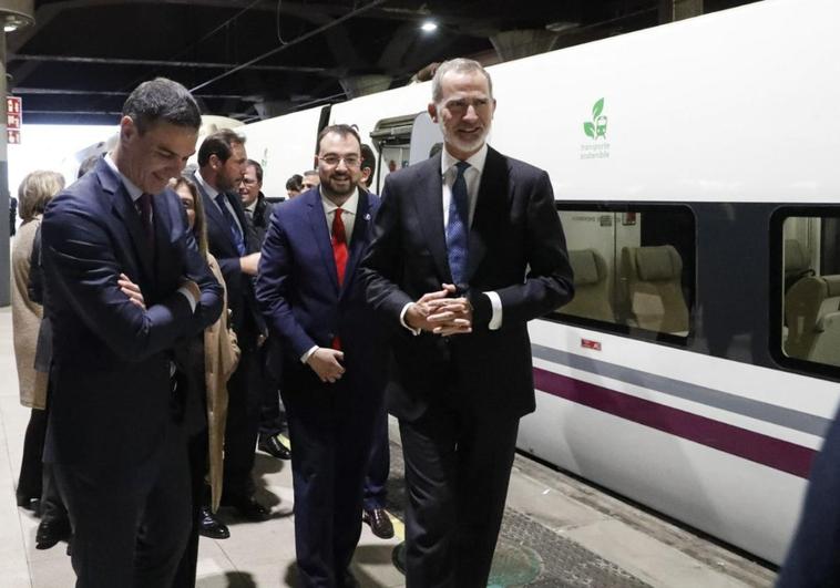 Pedro Sánchez, Adrián Barbón y el Rey Felipe VI, a su llegada a la estación de Oviedo.