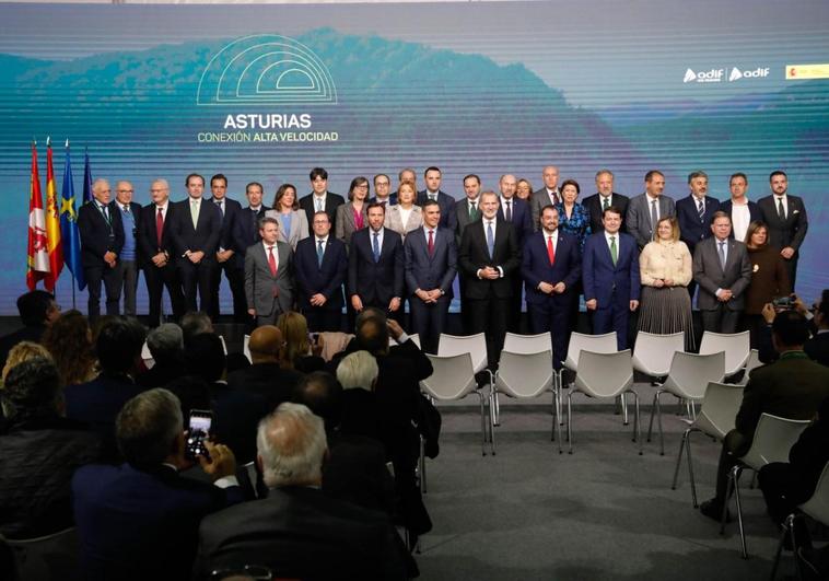 Algunas de las autoridades presentes y pasadas vinculadas con el desarrollo de la variante, en el acto inaugural que tuvo lugar en Oviedo.