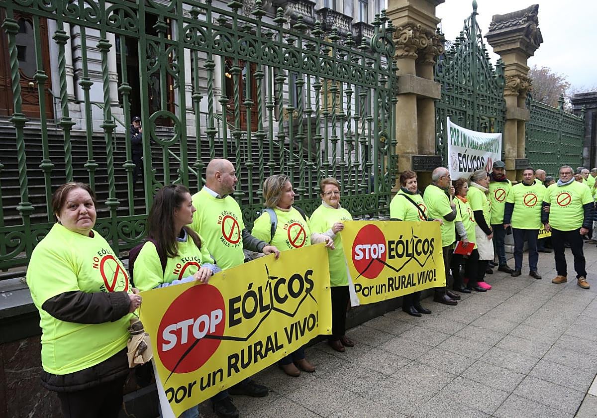 Vecinos de Paredes, durante la protesta frente a la Junta General del Principado.