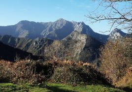 El Cordal, un collado a 780 metros de altitud con estupendas vistas a Peña Mea y a Peñas Negras, es la cota más alta de esta excursión por Laviana