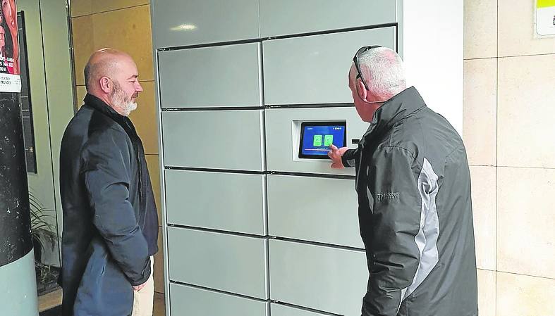 Pablo González y José Jesús Varela utilizando los buzones.