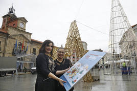 Las concejalas Yolanda Alonso y Sara Retuerto, con el cartel de las fiestas.