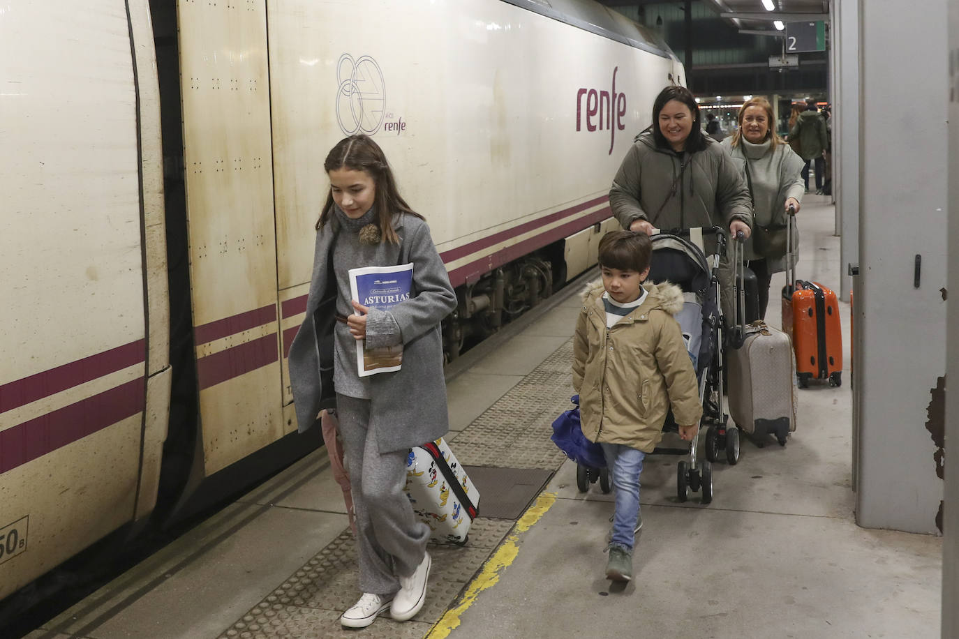 Los viajeros más madrugadores estrenan el primer tren comercial, en imágenes