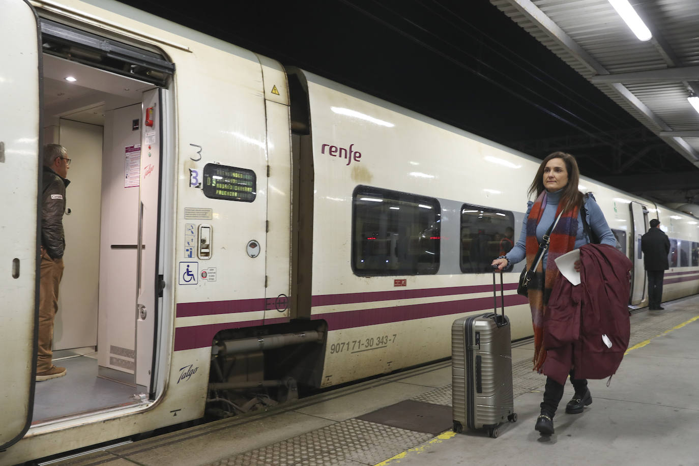 Los viajeros más madrugadores estrenan el primer tren comercial, en imágenes